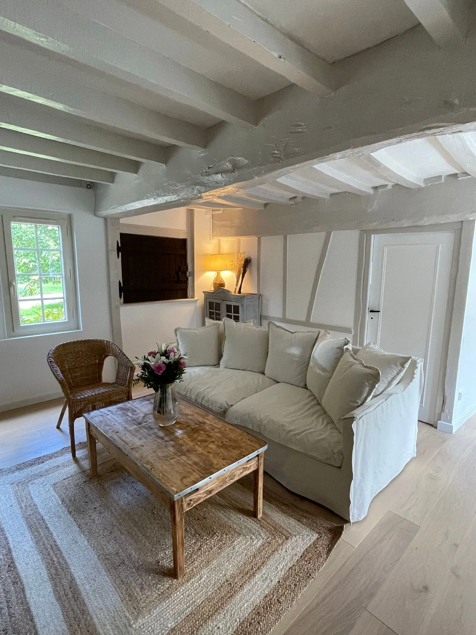 Le salon de la longère meublé avec du chiné