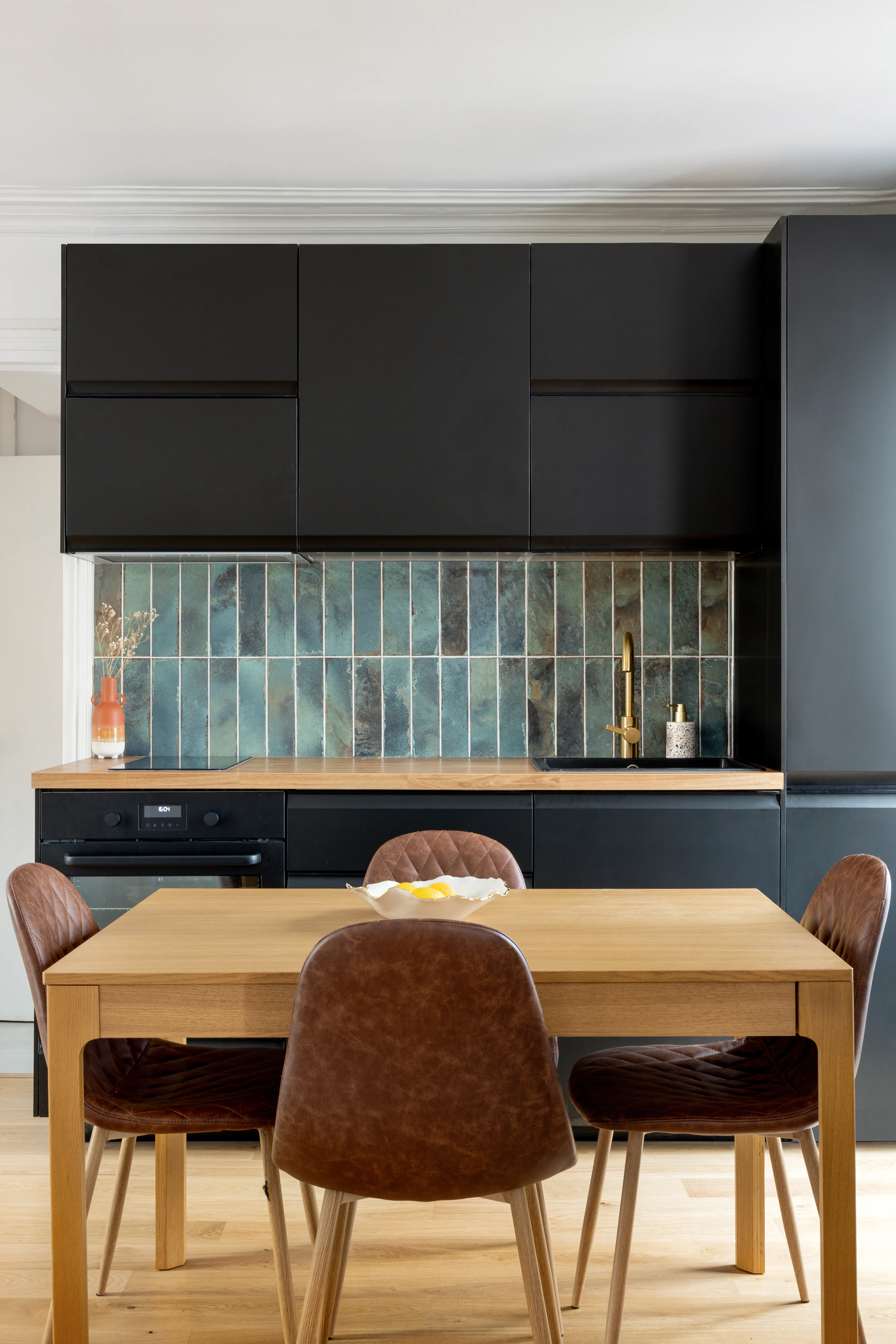 La cuisine ouverte en noir