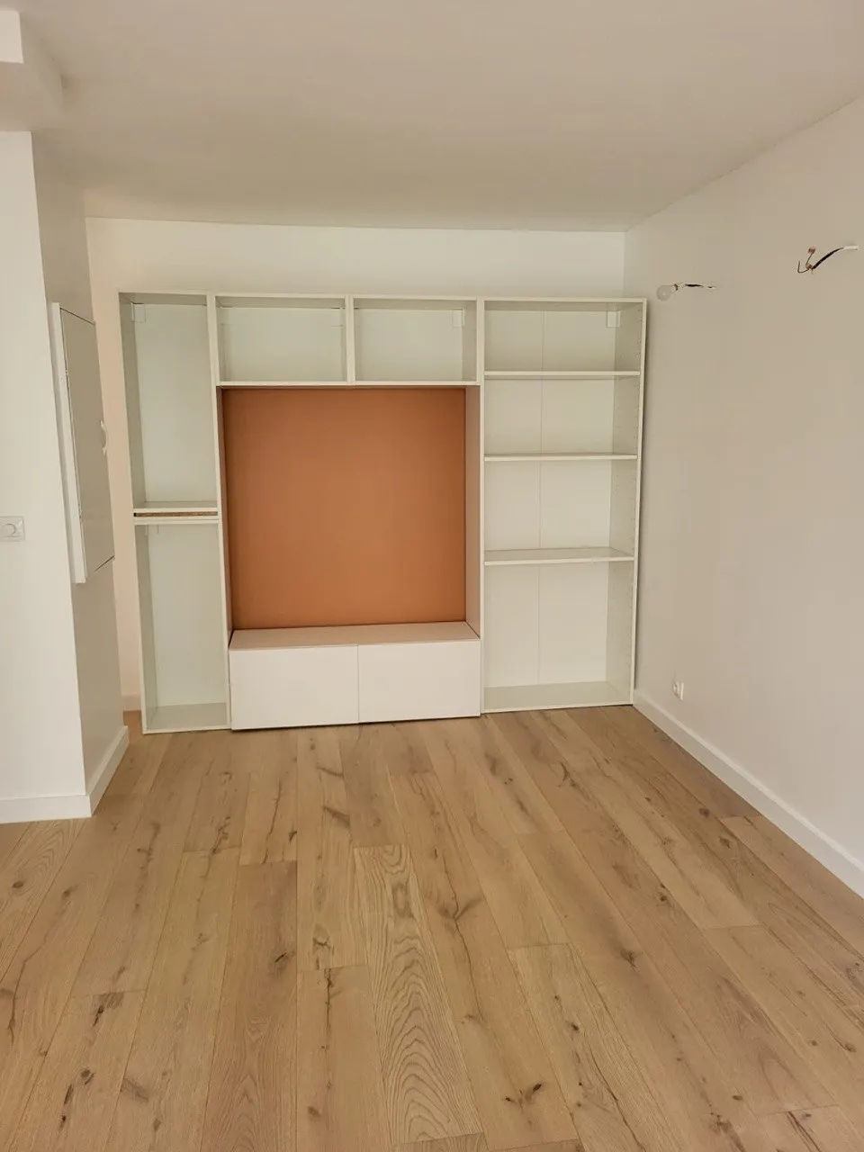 En travaux : mur démoli pour agrandir le séjour, bibliothèque en cours de pose