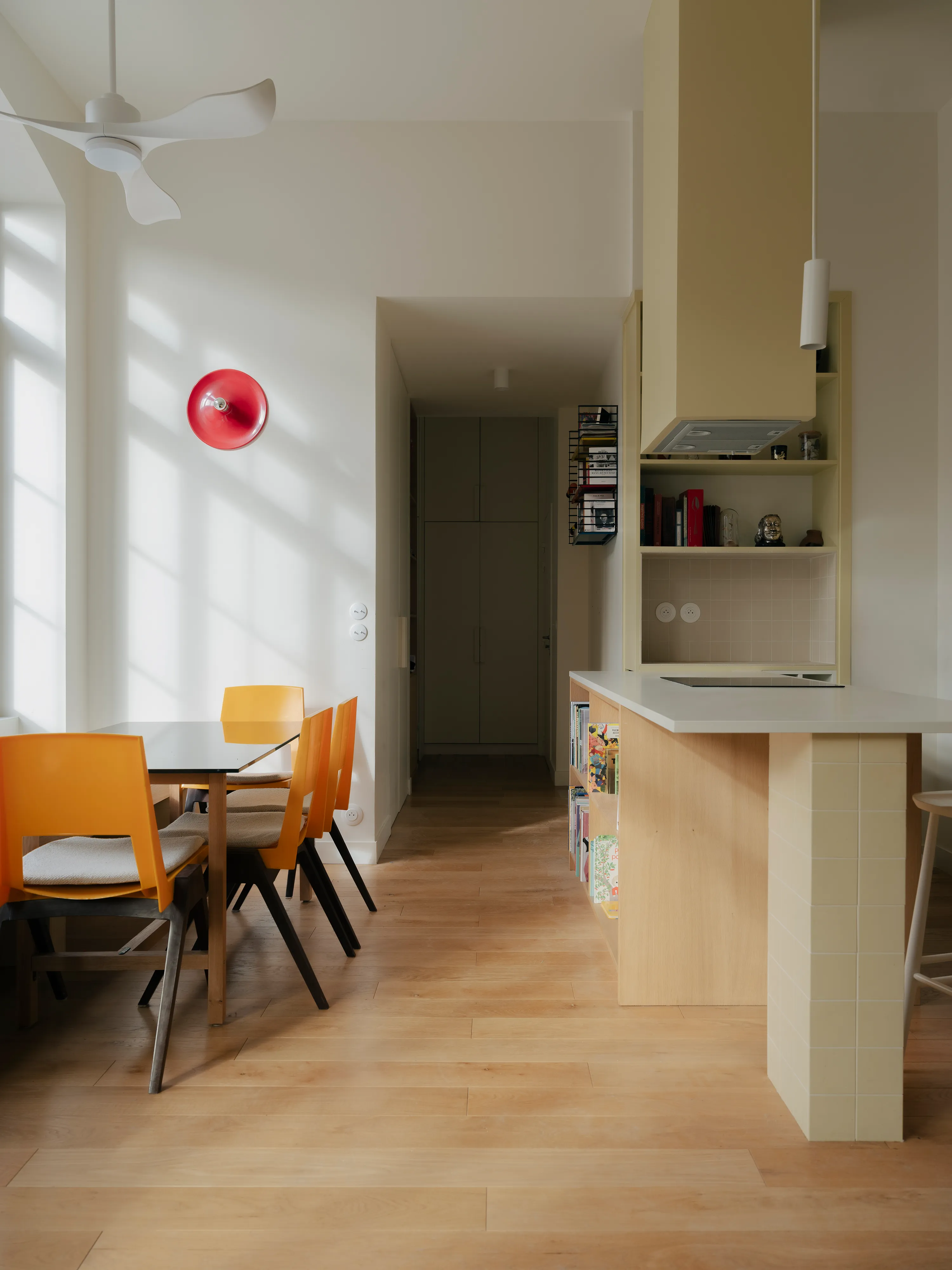 La salle d'eau avec verrière et terrazzo