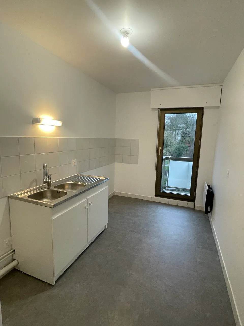 Avant travaux : un simple évier et du lino au sol